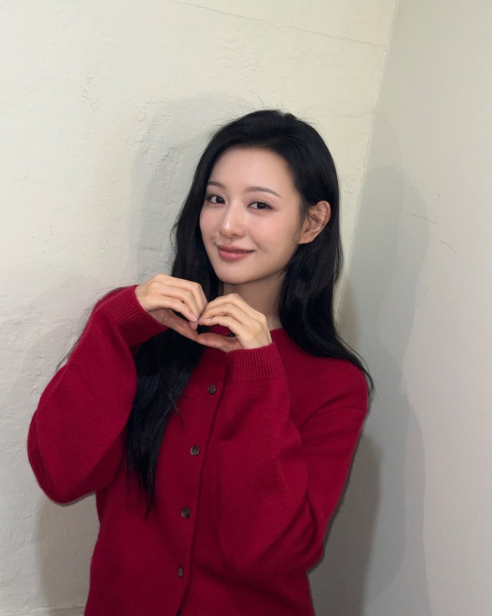 kim_gwnii's tweet photo. [#KimJiwon] Hi! We’ve welcomed 2026, a year we’ll run into with passion like a red horse.
What positive habit has actress Kim Ji-won resolved to keep this year?
“Let’s take care of our health!”

HAPPY_NEW_YEAR #KIMJIWON
Source: HighZium Studio https://t.co/IsnLfv3cbL