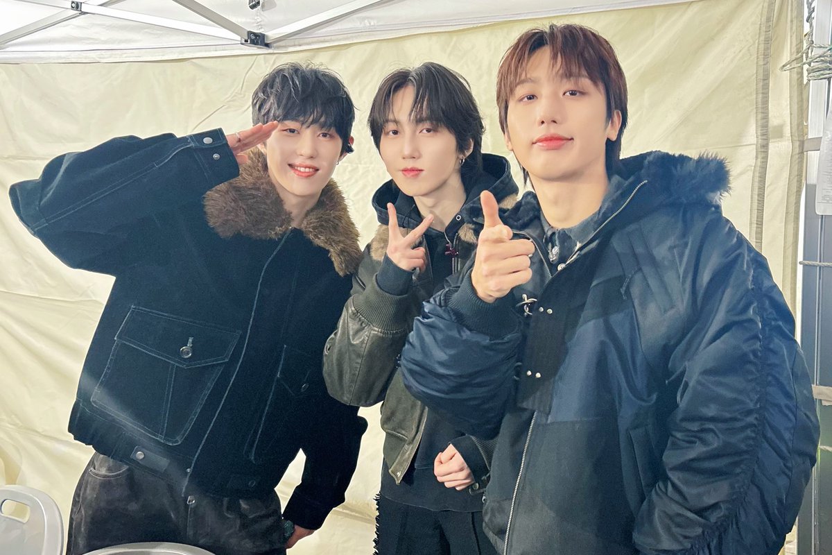 MontOfficial's tweet photo. [📷]
𝟐𝟎𝟐𝟔 𝐒𝐈𝐍𝐂𝐇𝐎𝐍 𝐂𝐎𝐔𝐍𝐓 𝐃𝐎𝐖𝐍 𝐂𝐎𝐍𝐂𝐄𝐑𝐓

2025년도 몬트와 함께 달리느라 고생했어요👏 처음부터 마지막까지 우리 민트랑 보낸 시간이 한가득이야~ 오늘도 이렇게 추운 날씨 뚫고 기다려 주어서 정말 고마워요 손도 꽁꽁🧊 몸도 꽁꽁🧊🧊.. 날씨가 덜 추웠으면 괜찮았을 텐데ㅠㅠ 우리 민트 감기 걸리지 않도록 조심하고 얼른 따뜻한 곳으로 들어가요 알았죠? 다음부터 옷도 따뜻하게 입어요!! 따뜻한 게 최고야 민트가 아프면 몬트 마음도 아프잖아😢
다가온 2026년도 잘 부탁해요!! 주말에 만나~❤
HAPPY NEW YEAR~🎉

#몬트 #MONT #나라찬 #NARACHAN
#빛새온 #BITSAEON #로다 #RODA