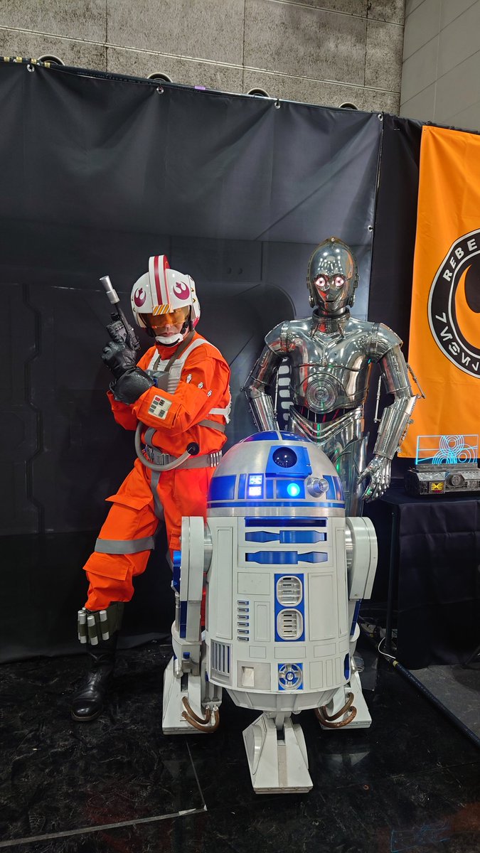 Luke2675's tweet photo. #今年の4枚 #XwingPilot 編
なんと言っても
#SWCJ でChrisAlexander先生の公演をお手伝い出来た事と #大阪コミコン #アメリカンフードフェス そして私が #RebelLegion に入隊するきっかけとなった児童施設で子供達からの感謝の言葉が今年の何よりの栄誉でした。 https://t.co/Gc56M8Pv2j