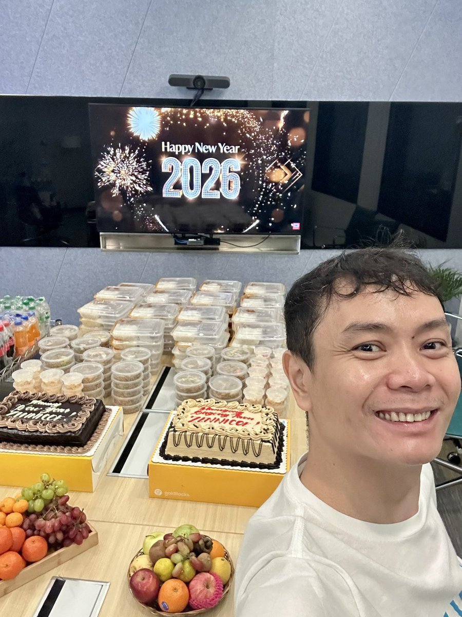 robby1126's tweet photo. HNY 🎉🥳🎊✨ https://t.co/NgLj2jGuRL