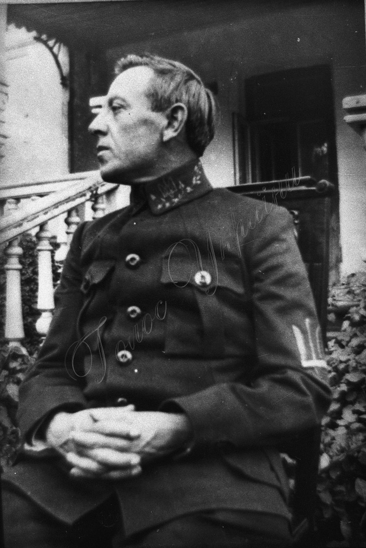 VlStarodubtsev's tweet photo. As again there is an idiotic discussion, promoting myth of Petlyura as an antisemite, I will post this following quote written by him:

"An antisemite is a rotten sheep. Drive him out (...) As the Chief Otaman of the Ukrainian Army, I order you: Bolshevik-communists and other bandits who carry out Jewish pogroms and destroy the population are to be punished mercilessly, and, as a single act of defense of the poor, tormented population, to be dealt with immediately through your military courts"

Petlyura in fact order execution of every single one of the biggest pogromists in Ukraine. In a country where death penalty was half-taboo. 

Petlyura is a character that espoused strong values of inclusivity, duty and social justice. He is a strong symbol of Ukrainian republicanism and Progressivism.

However it is true that Ukraine during Directory, trying to organize as big army as possible as fast as possible both recruited a lot of low quality cadres, and experienced lack of discipline and rule of small warlords — which are in the root of the problem. Badly organized mobilization, collapse of central governing apparatus and thus force to punish warlords — created the monsters — pogromist movement — not a so-called "antisemite Petlyura" which is just as blatant falsification of history as one can make.