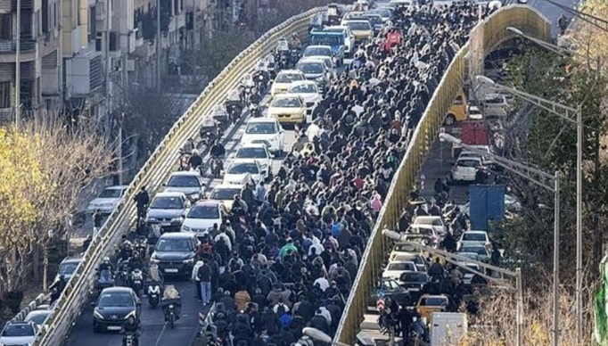 Mohaddessin's tweet image. سال ۲۰۲۵ در حالی به پایان میرسد که جوانان سلحشور قیام‌آفرین و کانونهای شورشی در سراسر میهن اسیر با دشمن ضد‌بشری چنگ در چنگ هستند و شعارهای آزادی آزادی آزادی، مرگ برخامنه‌ای، مرگ بر اصل ولایت فقیه، سپهر سیاسی #ایران را فرا گرفته است. آنها با فریادهای مرگ بر ستمگر چه شاه باشه چه…