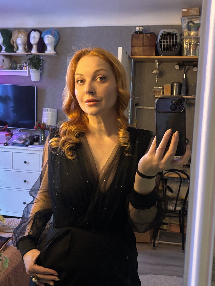 Ну, гирлянда в комнате не висит, но и я тоже, впрочем.
Считаю, неплохо :)