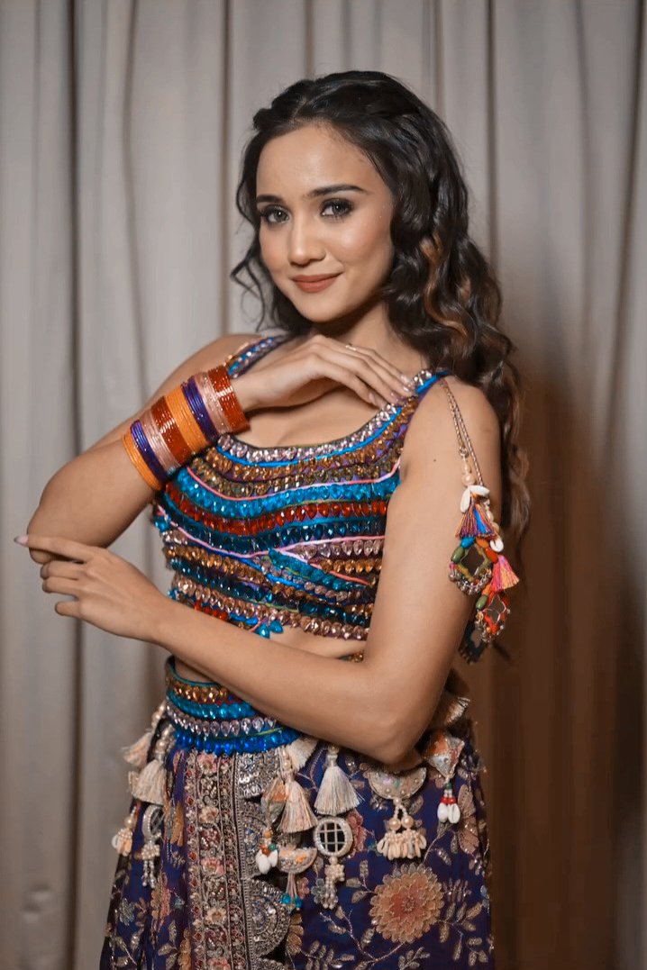 SairaPhoenix's tweet photo. One glow, many hearts, endless love. Happy New Year ♥️😍

#AshiSingh | @Ashisinghh https://t.co/SnqPupFSrH