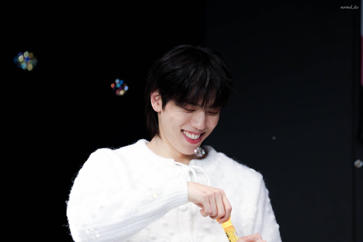 251227 제이제이뮤즈 팬싸 

2026년 말띠해🐎
새해 복 많이 받으시구,
천진난만한 동우 웃음처럼 
행복한 일만 가득한 새해 되시길💚

#장동우 #JangDongWoo
#솔로 #컴백 #AWAKE 
#SWAY #SWAY_Zzz