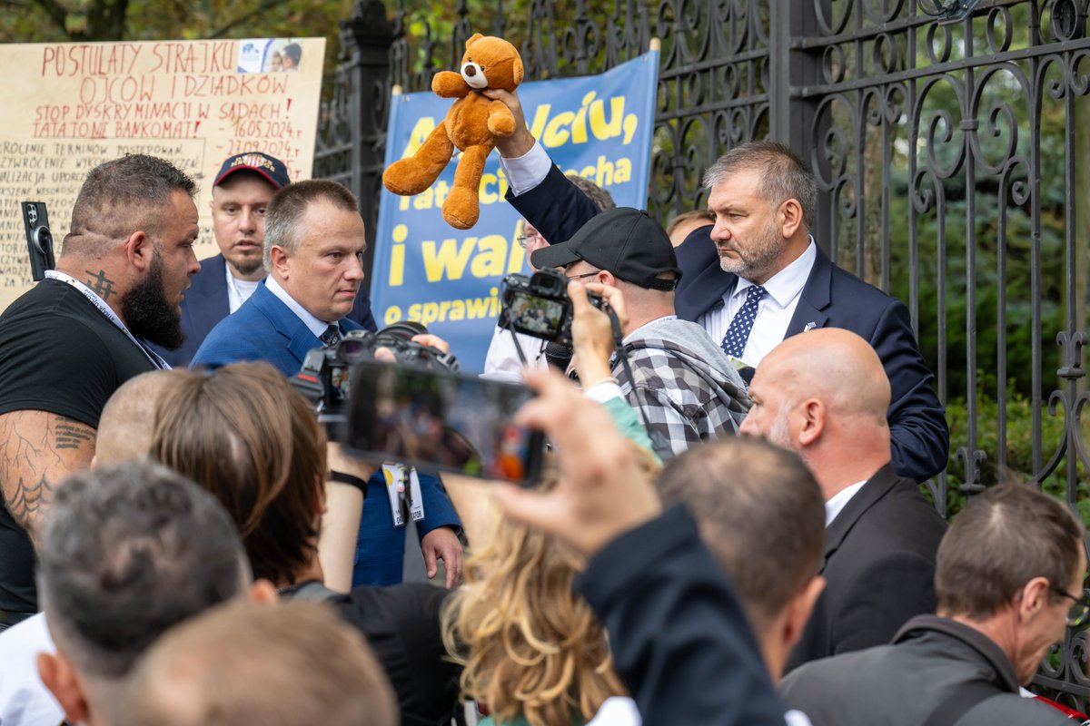 Rok 2025 był jednym z najtrudniejszych, ale też najważniejszych w moim życiu.

Rokiem decyzji, odpowiedzialności i codziennej walki o to, by prawo znów znaczyło prawo, a sprawiedliwość - sprawiedliwość. 

Odbudowa praworządności nie jest ani łatwa, ani szybka. Wymaga