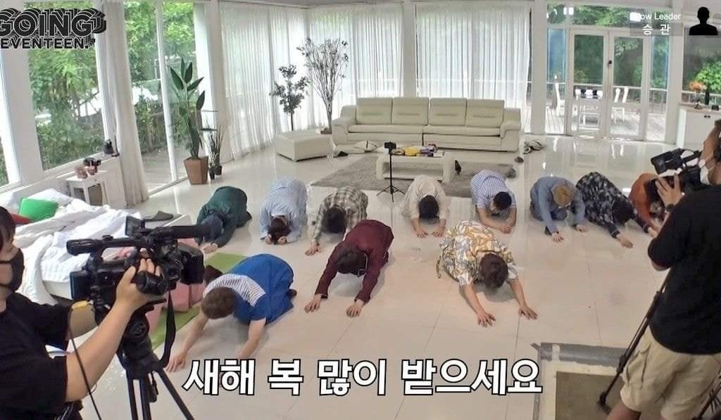 오랜만에 인사 드리러 왔습니다. 개같은 2025년도 다들 고생 많으셨습니다. 2026년엔 VANNER랑 VVS 모두 다 행복길 걷길 기원합니다. 새해 복 많이 받으세요🩵