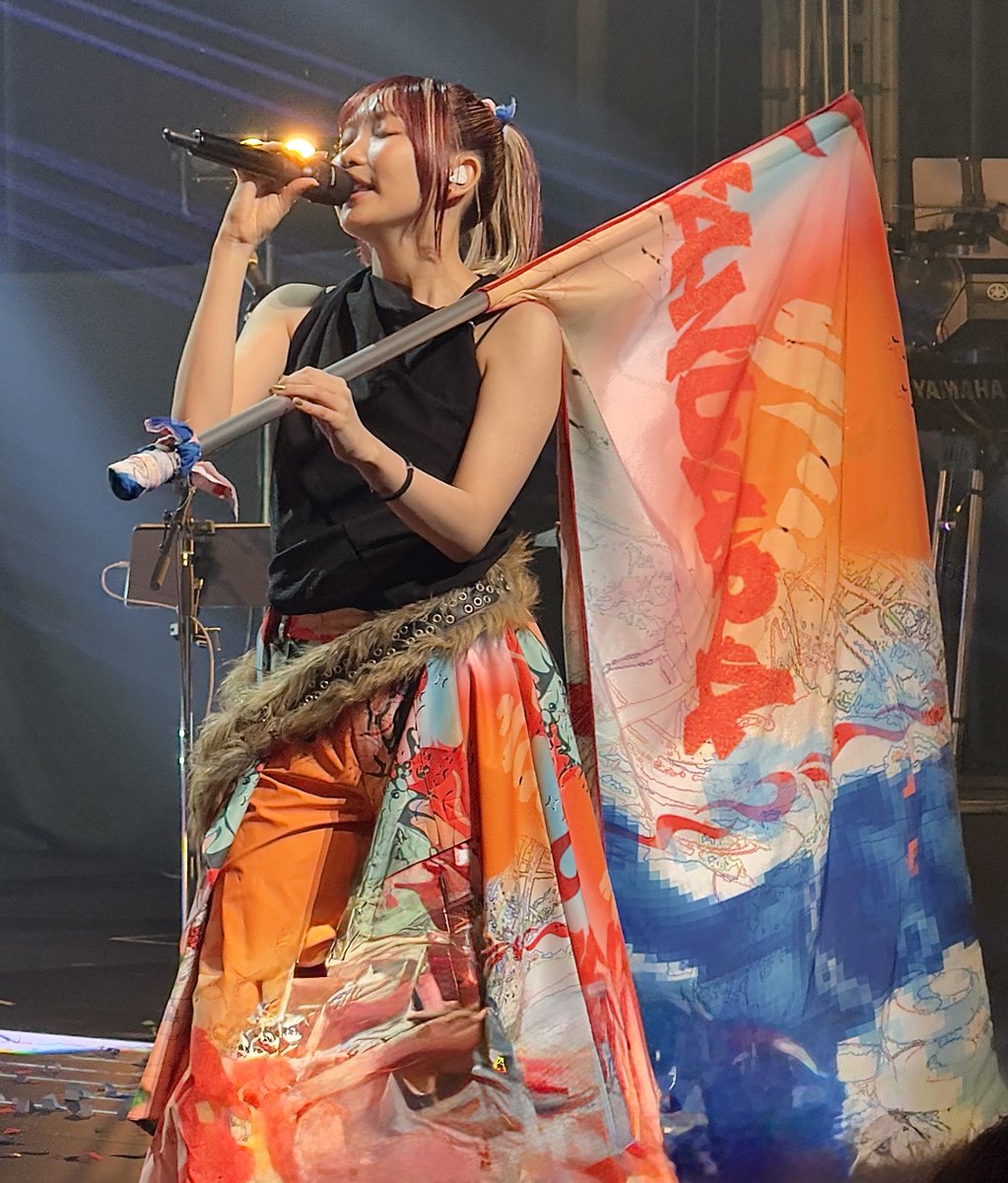 YOASOBI のロンドン公演で、Ikuraちゃんが着ていたTシャツ　現地販売！ 🌊YOASOBI鬼かわ夏フェスグッズ🏄‍♀️ 先ほど18時よりオンライン