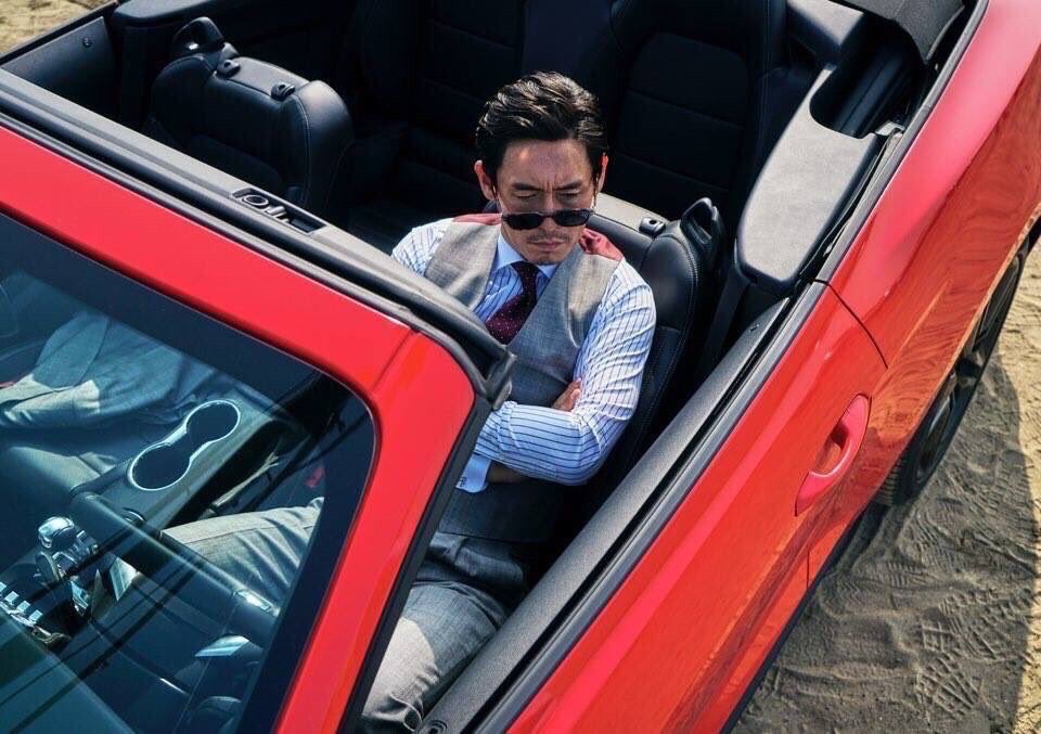 붉은 말의 해…
빨간 머스탱 컨버터블…