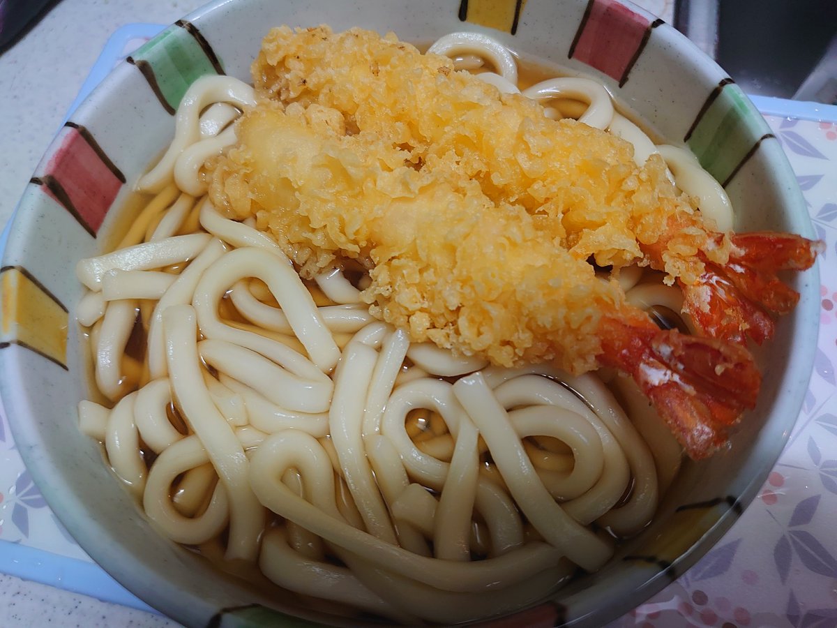 Silver__888's tweet photo. 今年も新年一発目年明けうどんいただきます
今年は豪華にえび天が2匹や https://t.co/JblUOxKAeU