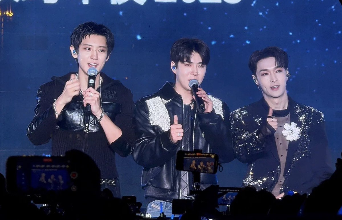 xunhuas's tweet image. Chanyeol, Sehun, and Yixing on stage together at the 2025 Chromosome Universe New Year Countdown Show today! 😭👍🏻