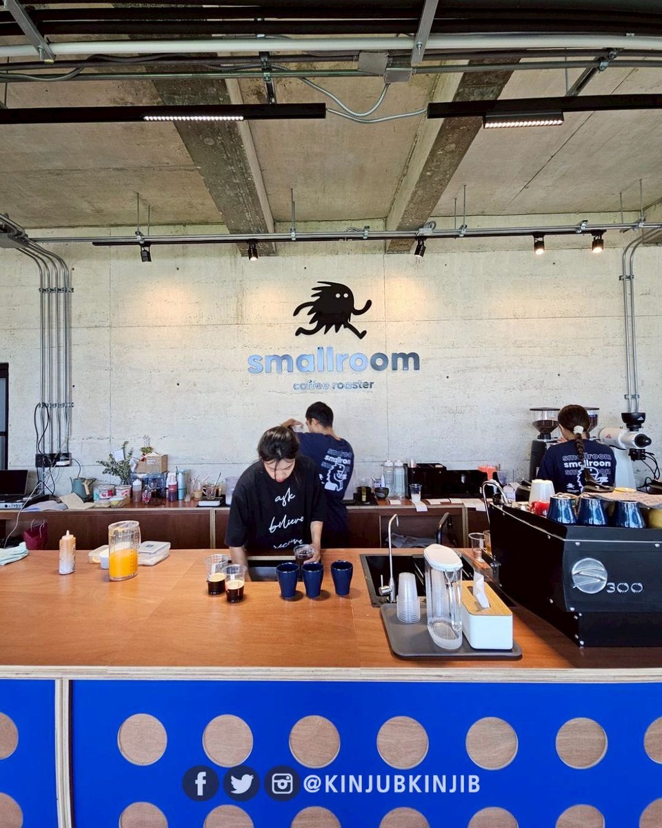 🌟ใครไปราชบุรีต้องแวะ! Smallroom Coffee Roaster โรงคั่วกาแฟที่สาย Specialty ห้ามพลาด 
.
❤️ที่นี่กาแฟดีจริง ไม่ใช่แค่รูปสวย แต่เค้าขึ้นชื่อเรื่องความหลงใหลในกาแฟสมชื่อร้านจริงๆ ร้านใหม่มีพื้นที่ใหญ่กว่าเดิม มีทั้งเมนูกาแฟ และเบเกอรี่โฮมเมด บอกเลยอร่อยมาก