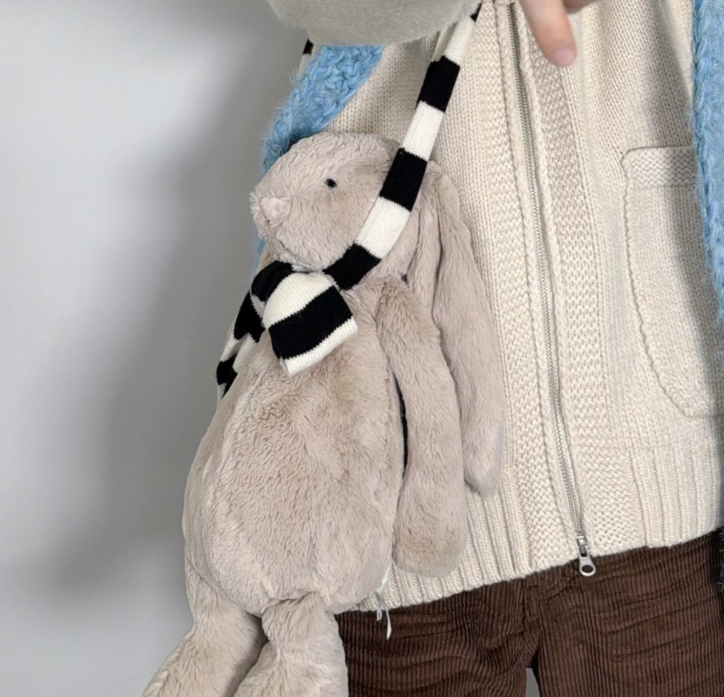 sion0h's tweet image. 시오니 + 인형 왜이렇게 웃김