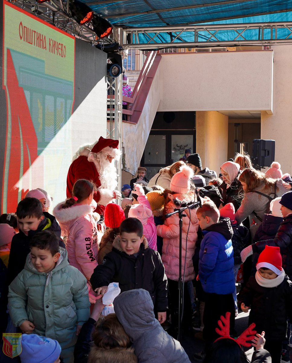 Прв пат дечињата во Кичево имаа можност да осетат новогодишна атмосфера , прв пат има ваква организација и за прв пат вечерва ќе има организиран дочек на нова година
