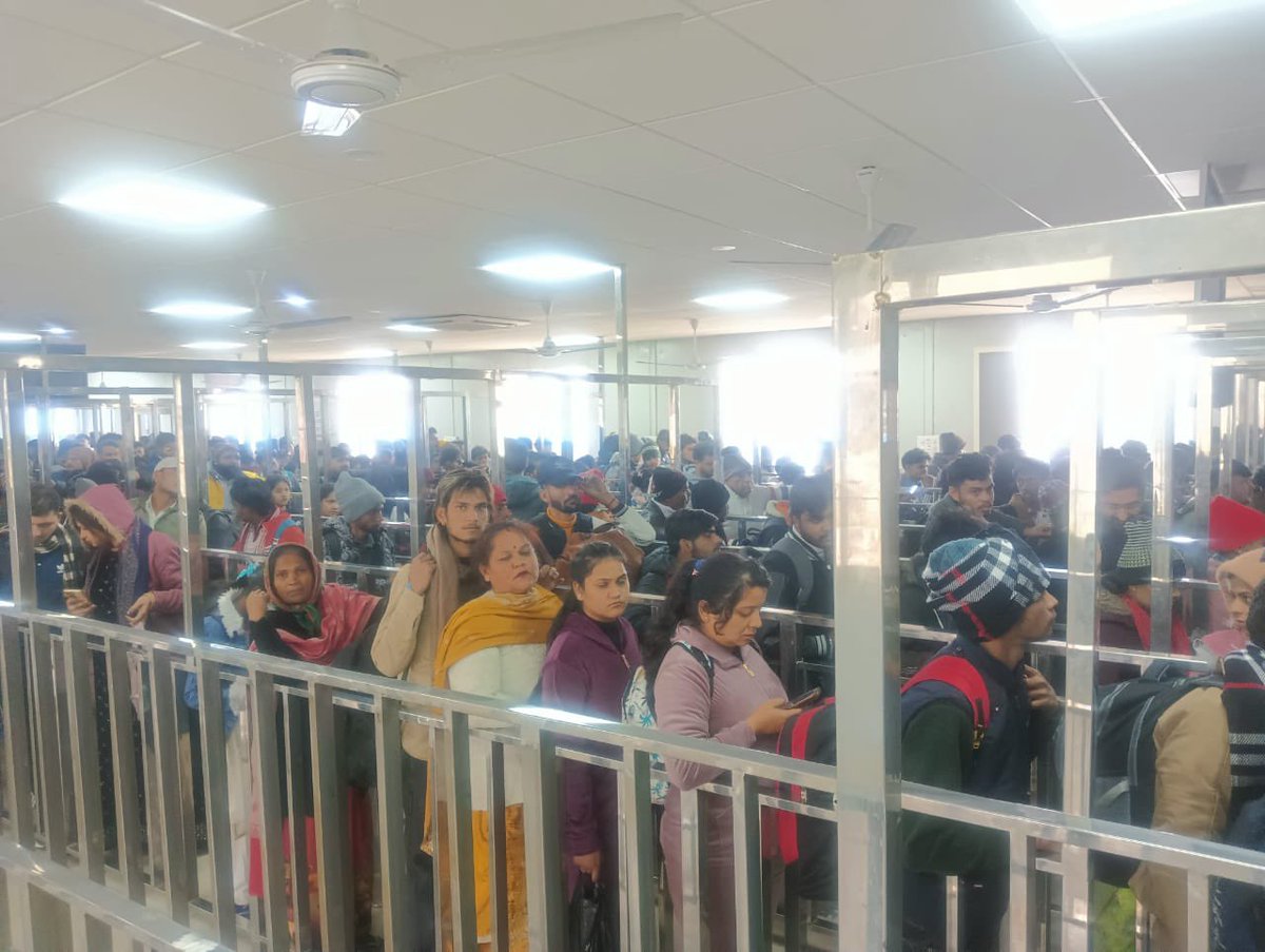 OfficialSMVDSB's tweet image. जय माता दी…!!!

नववर्ष के अवसर पर देश-विदेश से बड़ी संख्या में श्रद्धालु माँ वैष्णो देवी के पावन दरबार में हाज़िरी लगाने पहुँच रहे हैं। भक्तिभाव से परिपूर्ण यह दृश्य भवन एवं अर्धकुंवारी क्षेत्र में देखने को मिल रहा है, जहाँ श्रद्धालु जयकारों के साथ माता रानी का आशीर्वाद प्राप्त…