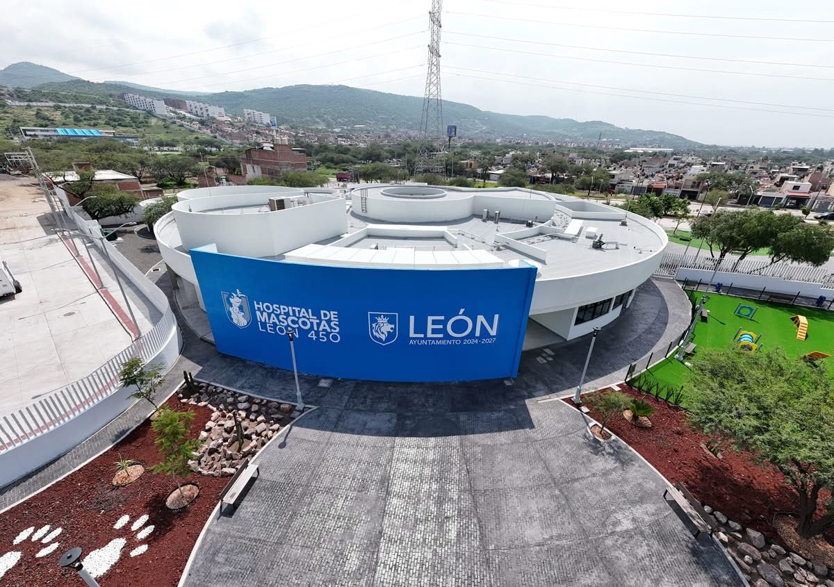 #AvanzaLeón  Este año con la apertura del Hospital de Mascotas León 450, la ciudad marcó un antes y un después en la historia del bienestar animal en México 🐾🐕🐈.

Una obra pedida por los ciudadanos que se convirtió en realidad, con un diseño innovador y funcional. #Obras2025