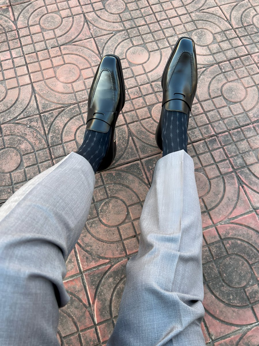 律一SuitSocks tweet media