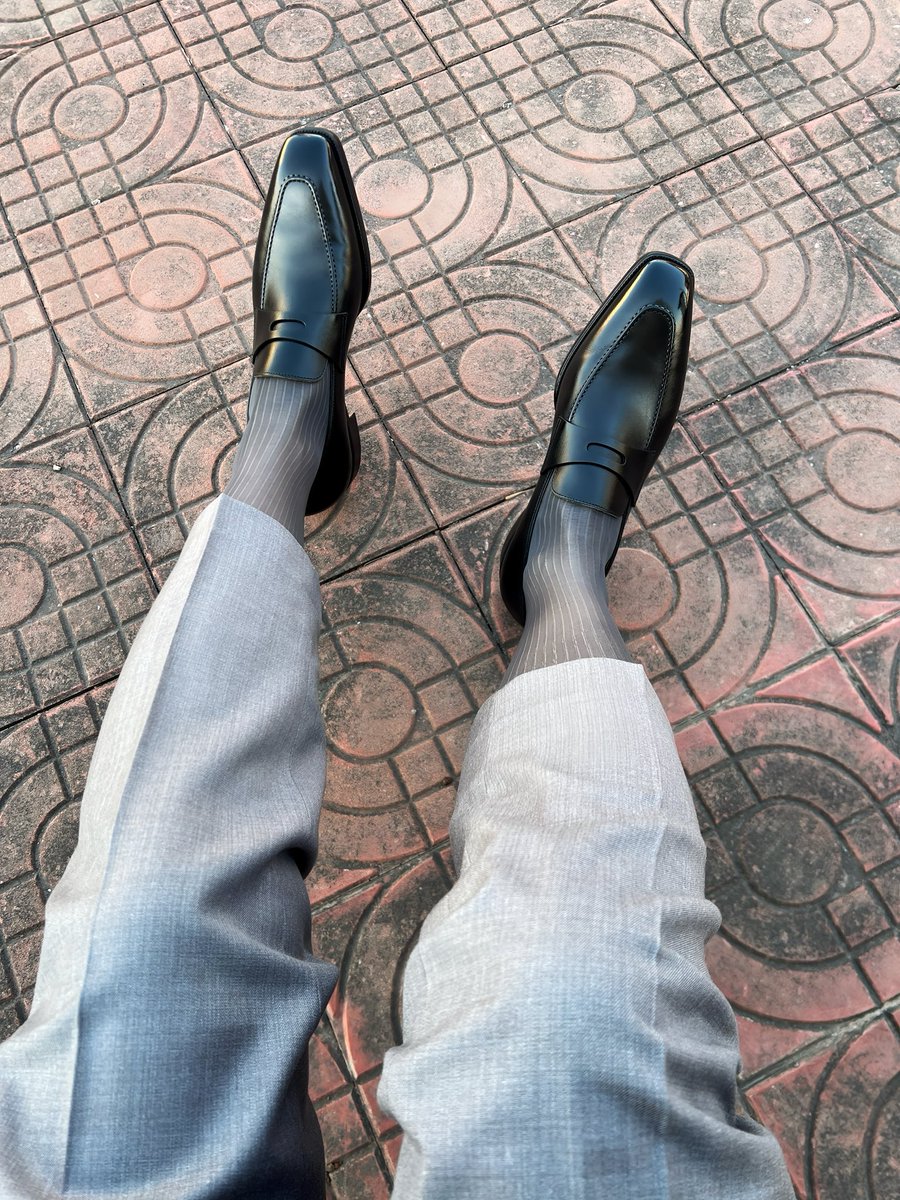 律一SuitSocks tweet media