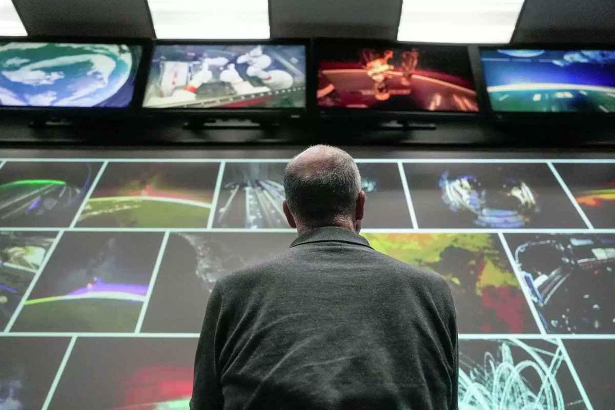 astro_Pettit's tweet image. Thank you all for making 2025 my best year of photography yet! 70 years on and off this planet and I am still scratching the surface of its beauty. The best is yet to come!

Here are my 12 favorite photos from 2025, to ring in the new year!