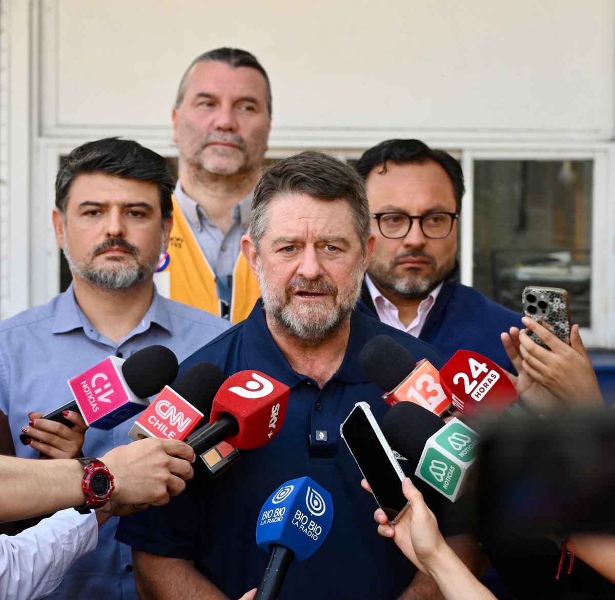Una ciudad que se anticipa cuida mejor a las personas 🚍
Reforzamos la presencia y fiscalización en los terminales de buses: más inspectores y patrulleros, mejoras en cámaras, retiro de cables y recarpeteo de calles. Pero además, hacemos el  llamado a planificar los traslados