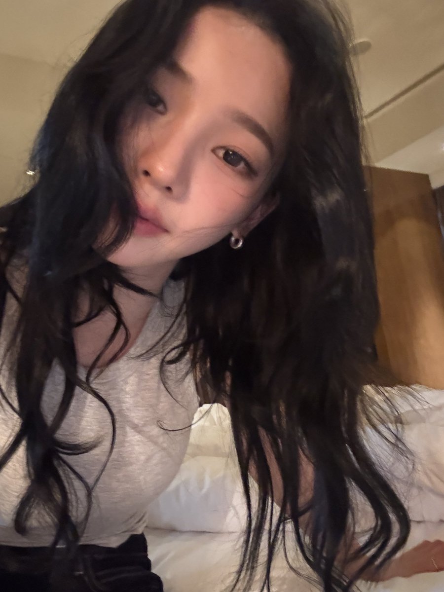 radred0's tweet image. So they were together when Karina posted this selca 🥹