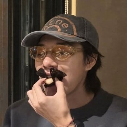 ergoquerencia's tweet image. 🐶: (he) refused to shave (his) mustache 😮‍💨 (//nani's seaweed mustache??? lmaooooo)

//gosh the man loves to tease his man huh 🙂‍↔️
#skynani #สกายนานิ
