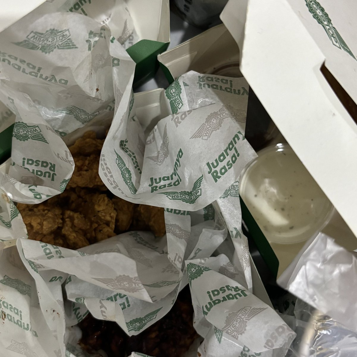 Carcousel's tweet image. didn’t even have the energy to go see the fireworks tonight. i’m just in bed with my wings and shinchan, trying to convince myself this still counts as a night well spent.. #CooL