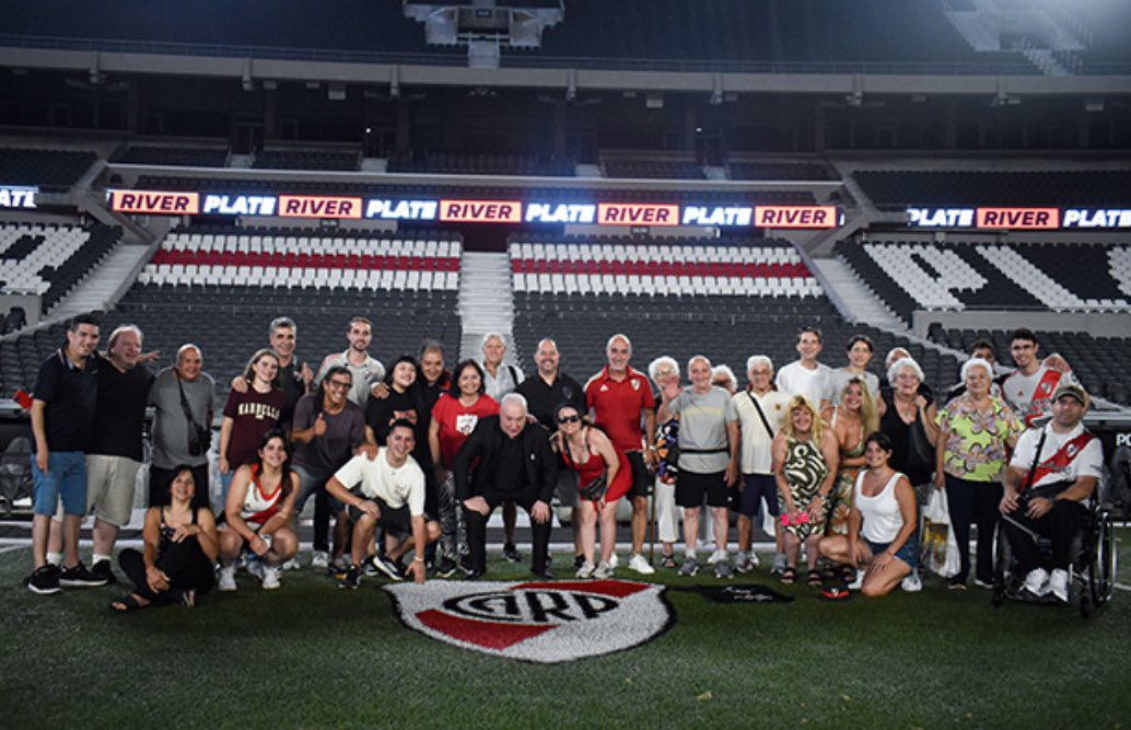 👏🏻 Para este fin de año, River organizó una cena en el campo de juego con el <a href="/Beto10Alonso/">Norberto Osvaldo Alonso</a> para un grupo de socios (en su mayoría vitalicios) que tuvieron pérdidas de familiares en 2025 y/o pasan solos las fiestas. 

Mucho más que un Club 🤍❤️🤍

ℹ️ <a href="/RiverPlate/">River Plate</a>
