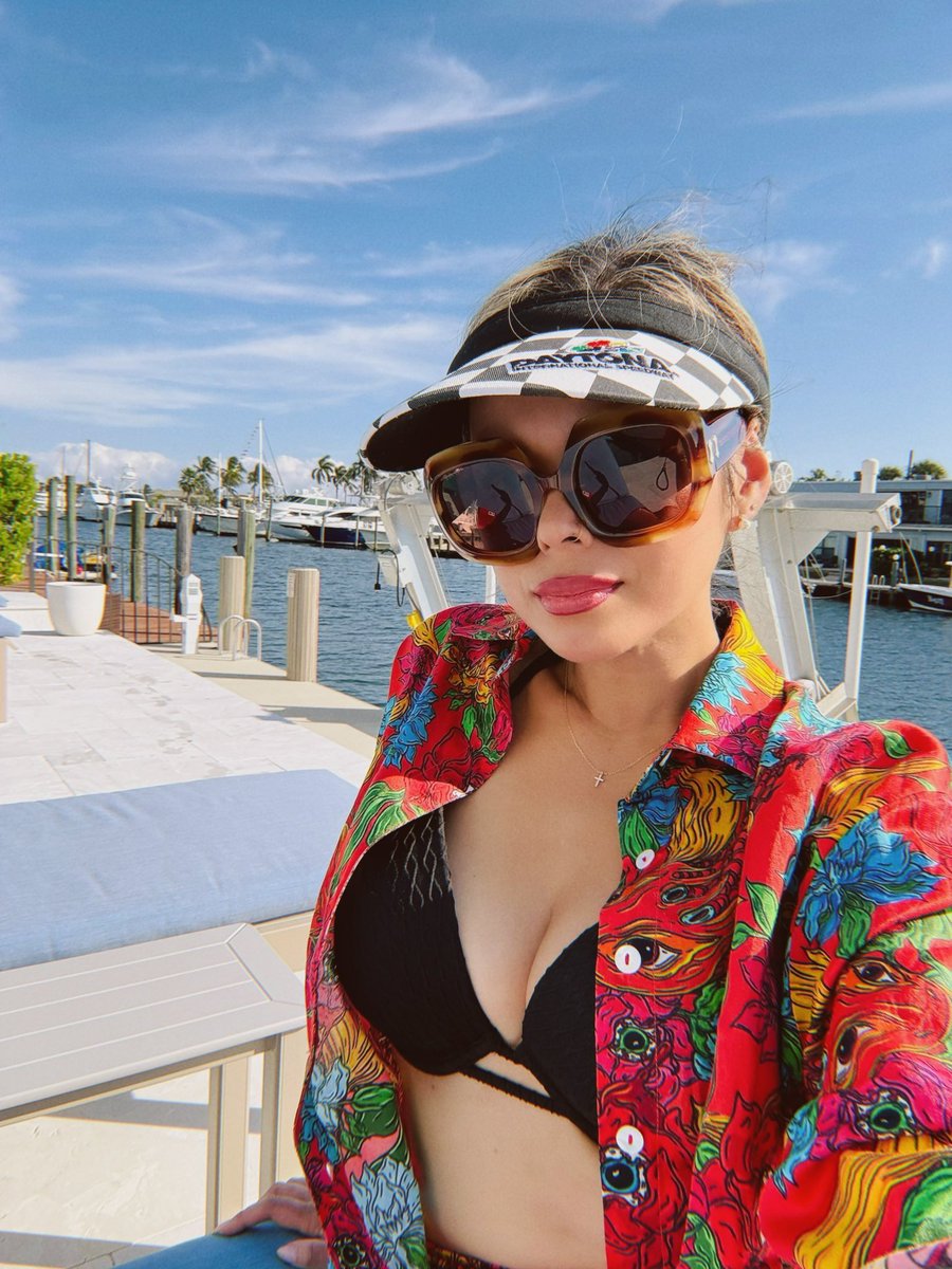 ALIENQUEEN tweet media