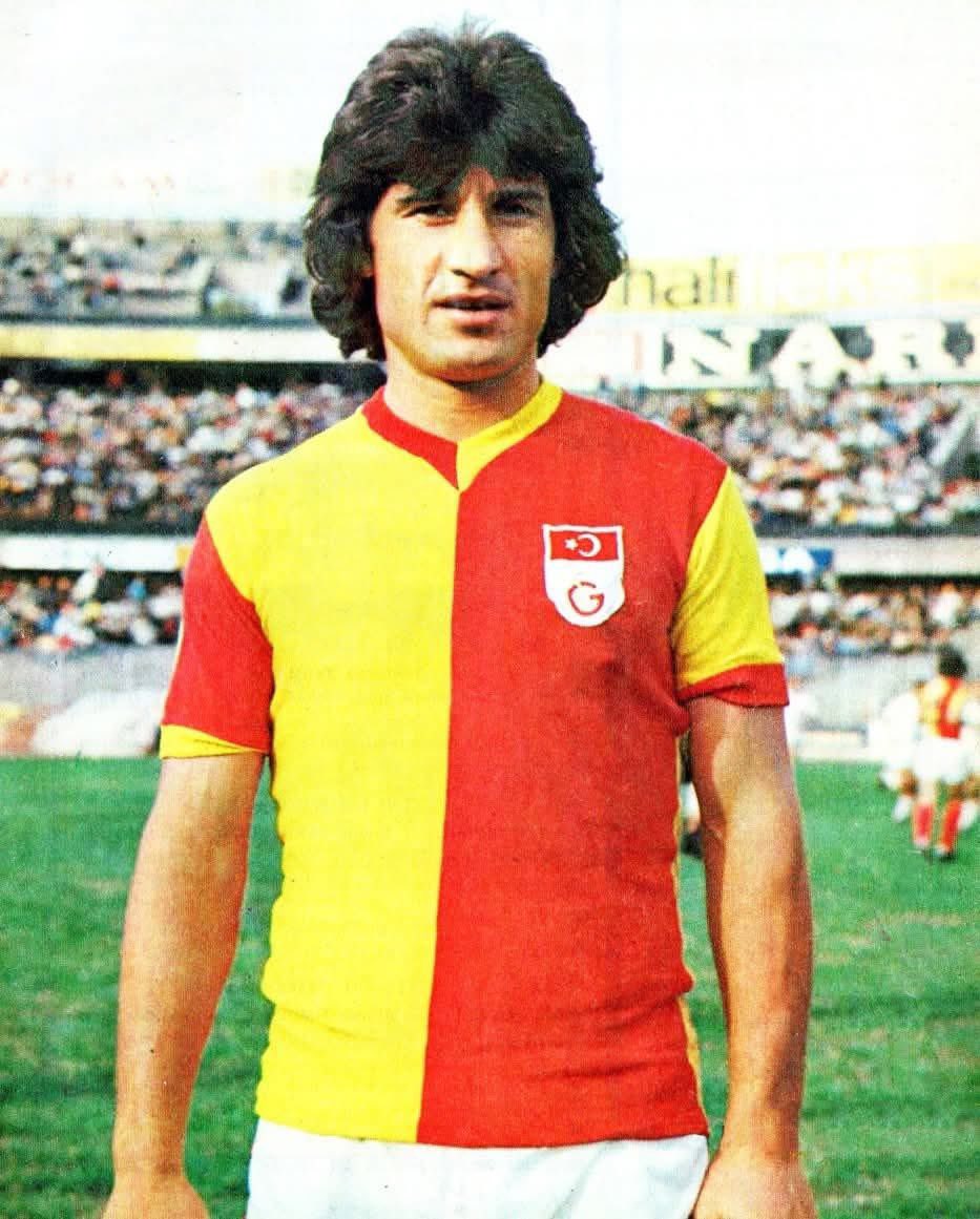 ultrAslan's tweet image. Galatasarayımızın unutulmaz oyuncularından Gökmen Özdenak’ın vefat haberini derin bir üzüntüyle öğrenmiş bulunmaktayız.

Merhuma Allah’tan rahmet, ailesine, sevenlerine ve camiamıza başsağlığı dileriz.

#ultrAslan