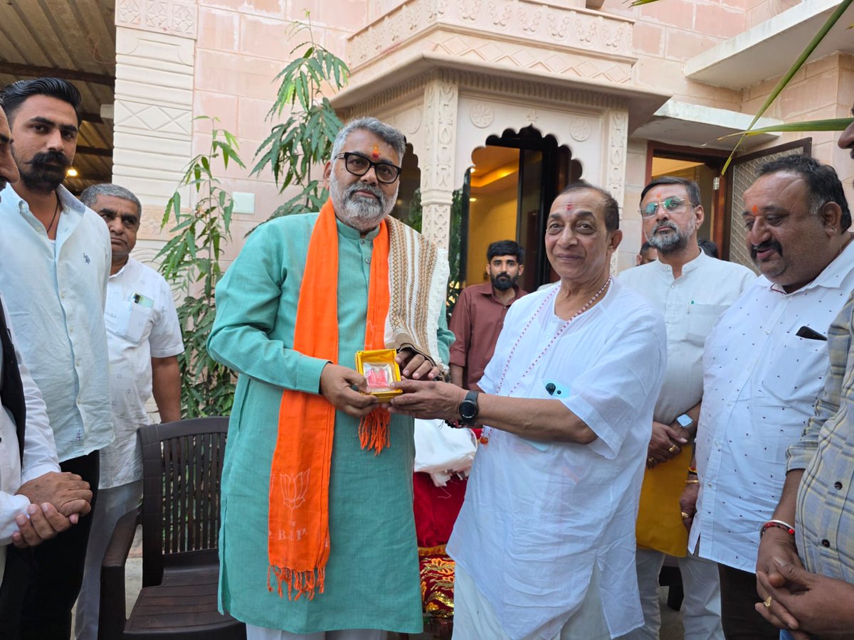 aniruddhdavebjp's tweet photo. માતાના મઢ ખાતે કચ્છ કુળદેવી આશાપુરા મંદિરના ગાદીપતિ પરમ પૂજ્ય રાજાબાવા શ્રી યોગેન્દ્રસિંહજી મહારાજના દર્શન અને આર્શીવાદ લીધા, એમની સાથે સંવાદ થકી ઉત્સાહનો સંચાર અનુભવ્યો. સ્થાનિક વેપારીઓ, કાર્યકતાઓ અને વડીલો પાસથી પણ આર્શીવાદ અને શુભેચ્છાઓ મળી. 
#2MandviVidhansabha
#matanamadh https://t.co/EsIBO7IghA
