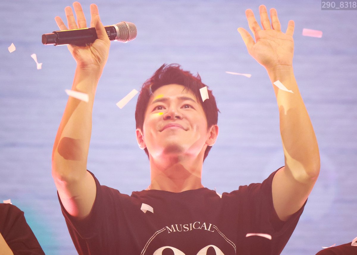 모두 건강한 26년 되시길 진심으로 바라요:) 그리고 가장 소망하는 한가지 목표들은 꼭 이루시길...💙
행복한 덕질하시고 26년에도 잘 부탁드립니다:) 뀨 배우님도요 :)