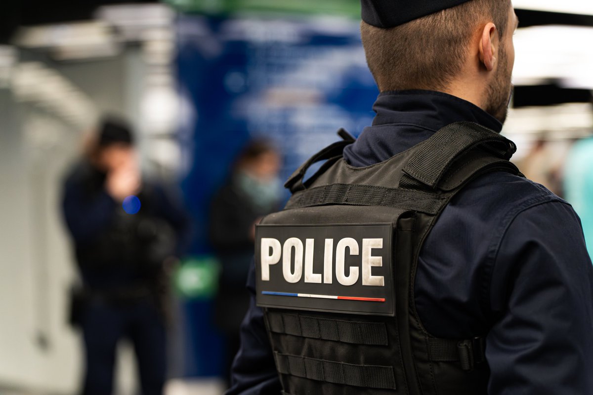 prefpolice's tweet photo. #AntiStups | Hier, à #Romainville, les policiers suspectent un individu de procéder à une cession de stupéfiants. Après l'avoir suivi jusqu'à #ChâteletLesHalles, ils assistent à une transaction. Suite au contrôle des 2 personnes, l'une d'elle est trouvée en possession de 2 bonbonnes de cocaïne, achetées auprès du premier individu.

La perquisition du domicile du vendeur permet la saisie de :
➡️ 385 g de cannabis, 34 g de cocaïne, un fusil et 1660€ en 💸
🔴 2 interpellations