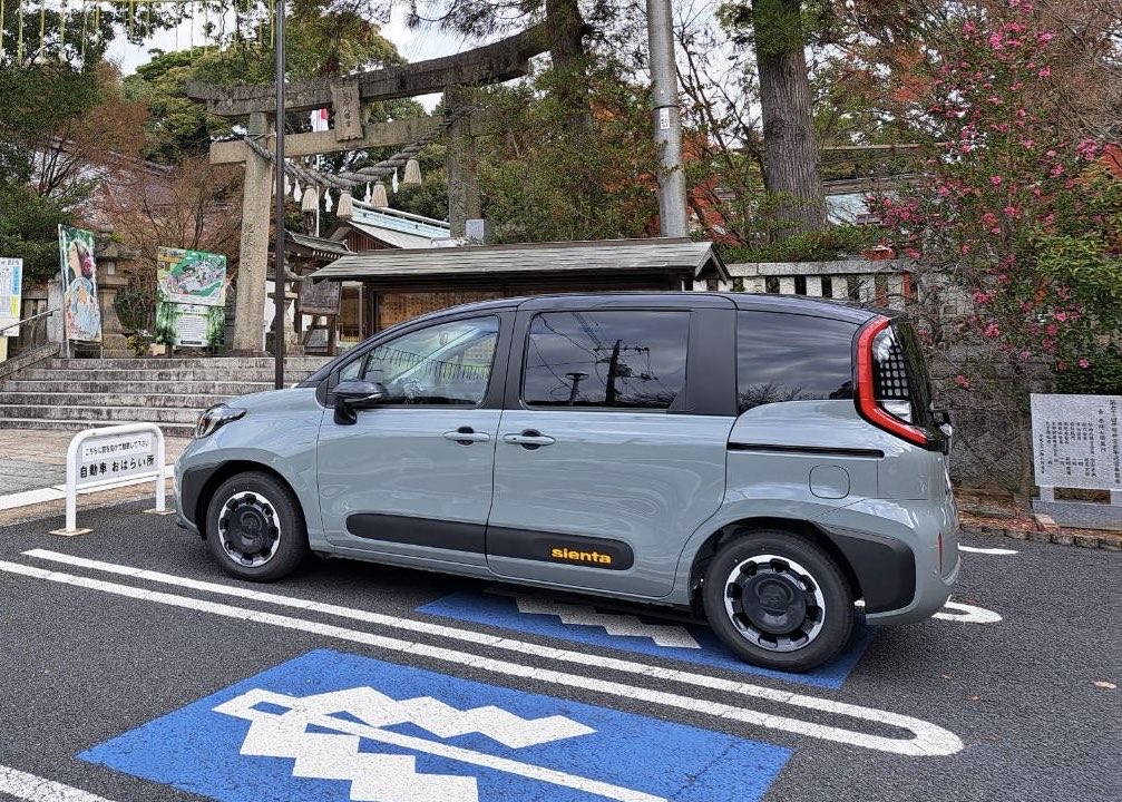 honobono16's tweet photo. こそっとシエンタ納車してました😍
見た目は賛否両論ありますが、トヨタの最新安全装備と乗りやすさとコスパ良いのでは❓
#Zハイブリッド #5人乗り #ホイールノーマル https://t.co/P9ZjI7Sb5H