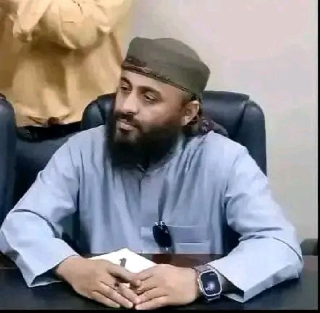 على مسؤوليتي الشخصية:

جميع الوية #_درع_الوطن رفضت  القتال وموقف قيادتها واضح: لن نقاتل شعبنا
لايزال بعض القادة تحت إقامة جبرية في شرورة بينهم فهد بامؤمن قائد الفرقة الثانية بسبب موقفه الثابت.
يجري منذ يومين وضع شعارات درع الوطن على عربات ومركبات الالوية الشمالية من محور أزال. في