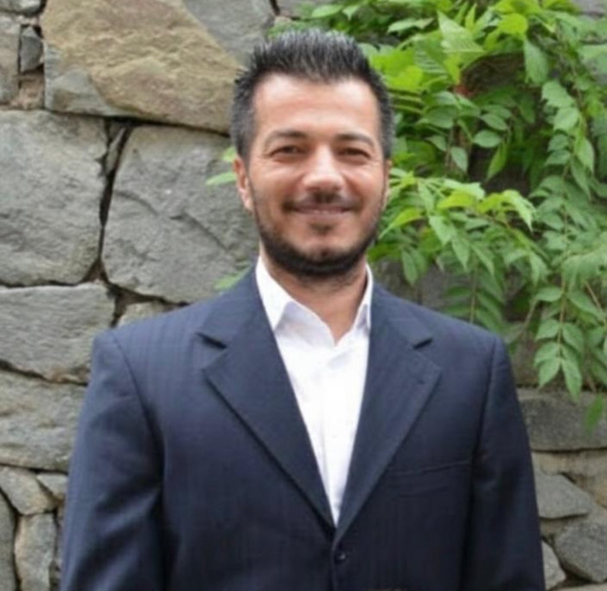 asim_yildirim's tweet photo. SamanyoluTv eski çalışanlarından, Erkam kardeşimi de kaybettik. Hayat dolu, cıvıl cıvıl, işini hakkıyla yapan bir kameramandı. Karaciğer kanserine yenik düştü. 50 yaşındaydı. Bir kaç sene önce de gencecik kardeşi Cihan’ı kaybetmişti.  Süleyman Uysal abim ikinci defa evlat acısını yaşıyor. Dua buyurun. Büyük imtihan. N’olur dua buyurun.