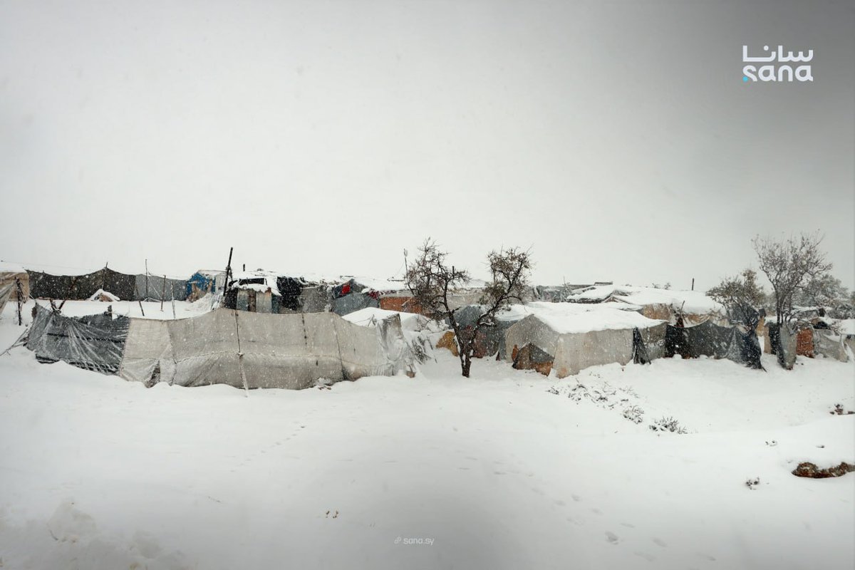 Agencia_Sana's tweet image. La nieve agrava el sufrimiento de los residentes de los campamentos de Yazi Bagh, en Azaz, al norte de Alepo.

#Siria
#Alepo
#campamentos