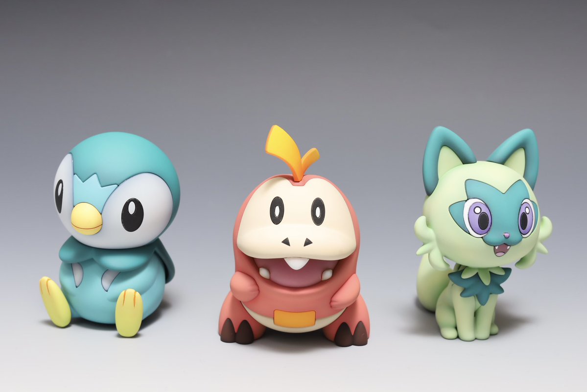 あけでとうございます。 色違い御三家！