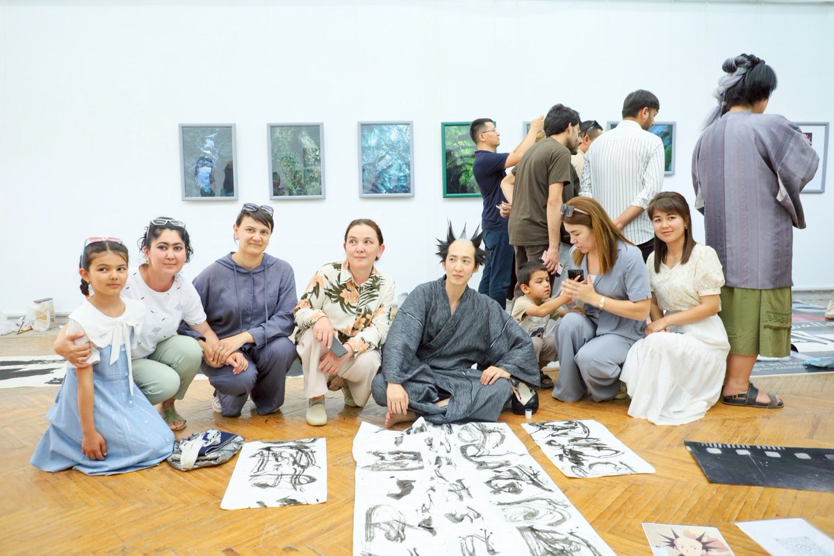 新年あけましておめでとうございます🎍

2025年の個人的なハイライトは『ニュー丁髷』でした。ウズベキスタンでuuuuさんに出会い、ウルゲンチのホテルで断髪式。
ツンツン頭は大好きなんですが、そこから髪の毛を伸ばしていて、
2026年には本当の丁髷を皆さんにお見せできたらいいなと思っています！