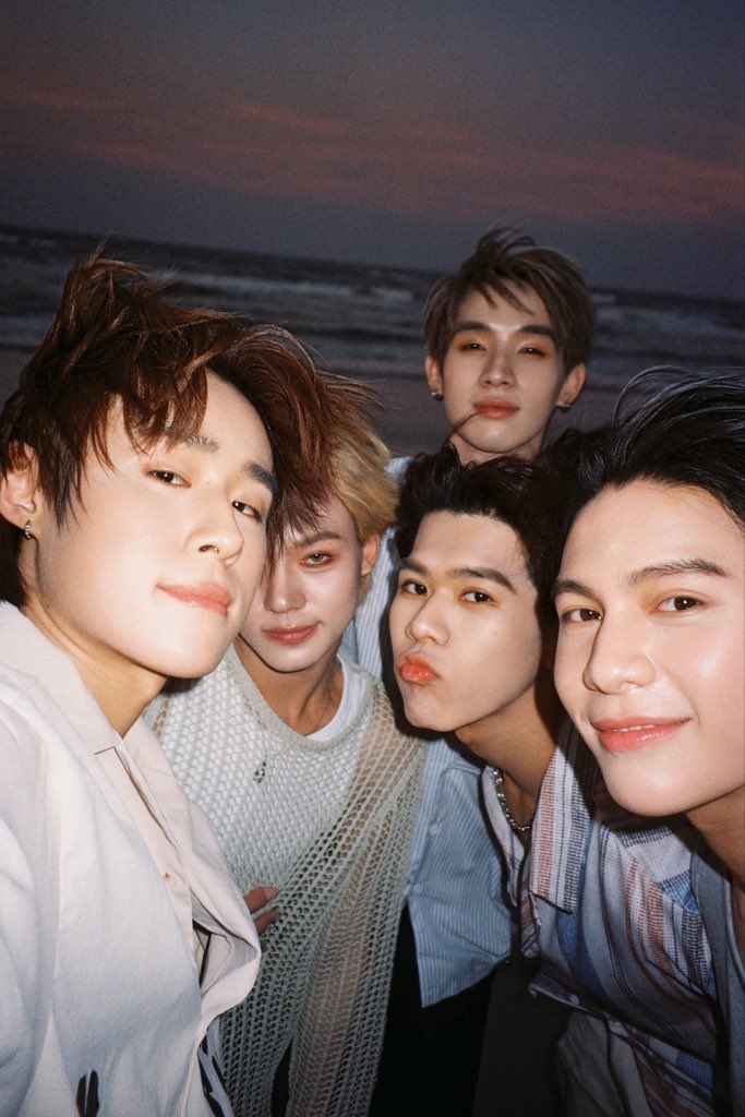 nnutdaen's tweet image. This is our second recap, and you could say it’s becoming our own little annual tradition, where we look back on the paths we’ve taken in life and think about what the next step might be. So this is 𝗟𝗬𝗞𝗡’s Year End Party 2025!! 🎉🥳 | youtu.be/NusXewPtVRoand