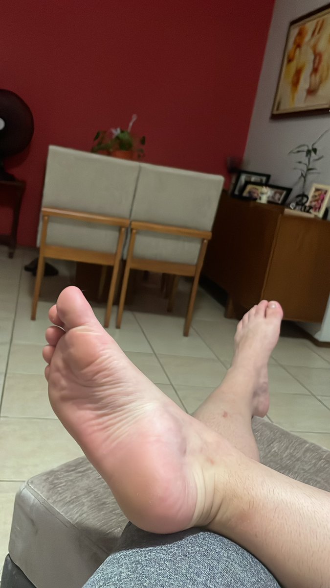 AlphaMatoss's tweet image. última chance do ano pra ficar burrinha e ser drenada, chega pv abanando o rabinho