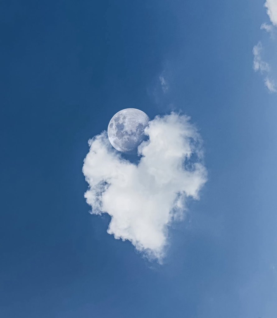 MOONXADDICT's tweet photo. Moon with love https://t.co/4gepXI7Rp8
