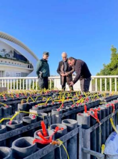La Guardia Civil, a través de la Intervención de Armas y Explosivos, ha inspeccionado el montaje del castillo de Nochevieja en la Ciutat de les Arts i les Ciències de Valencia, garantizando el cumplimiento de la normativa y la seguridad ciudadana. 🎆👮‍♂️
#jaes #GuardiaCivil