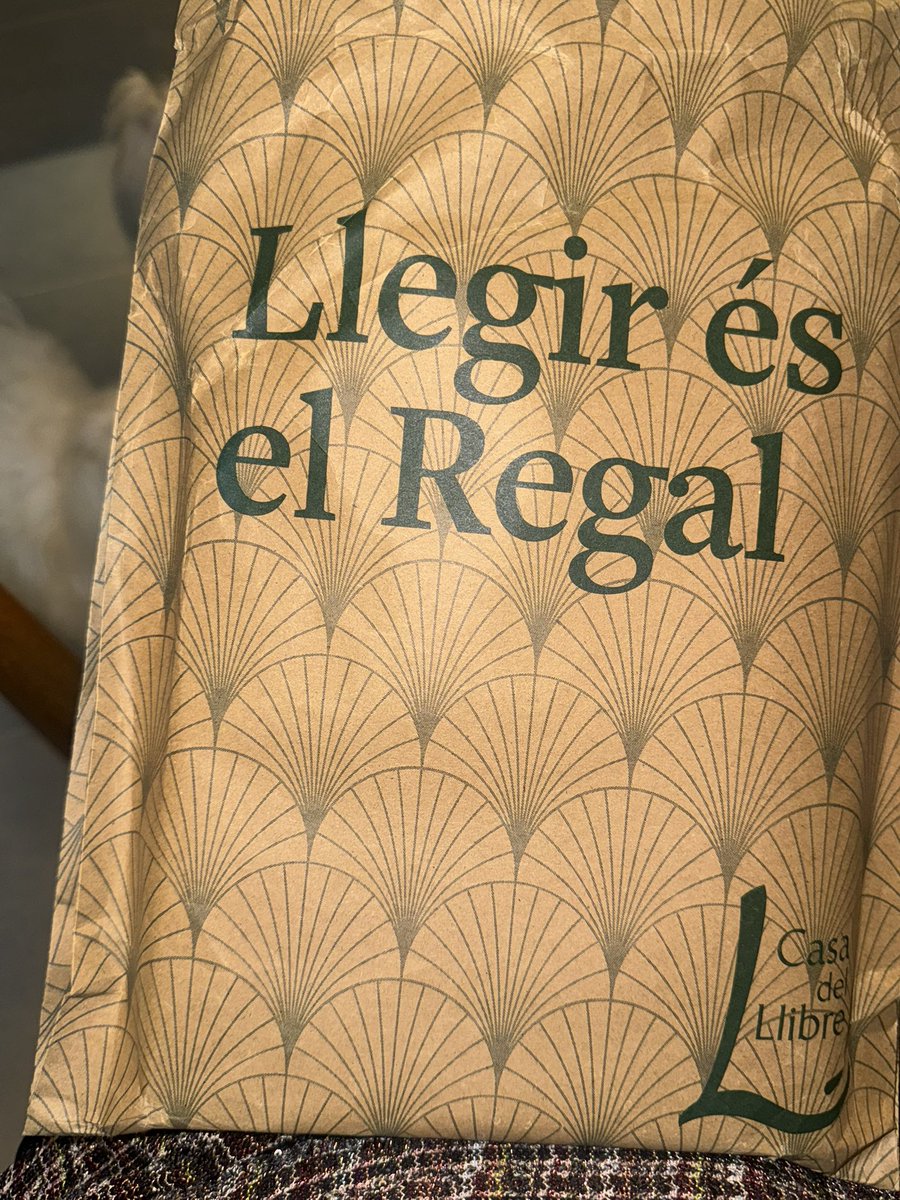 YipsyRoa's tweet photo. En este tiempo de cierre de año y reflexión, leyendo las interesantes memorias del Rey emérito de España, Don Juan Carlos I. Cada quien tiene derecho a contar su historia. El regalo de Navidad que me trajo @mariafvalerior ¡Feliz Año Nuevo! https://t.co/orhIbQthjV