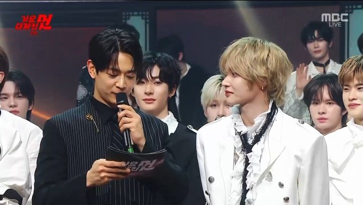 Califsta's tweet image. Happy new yeaaaar! 🤍