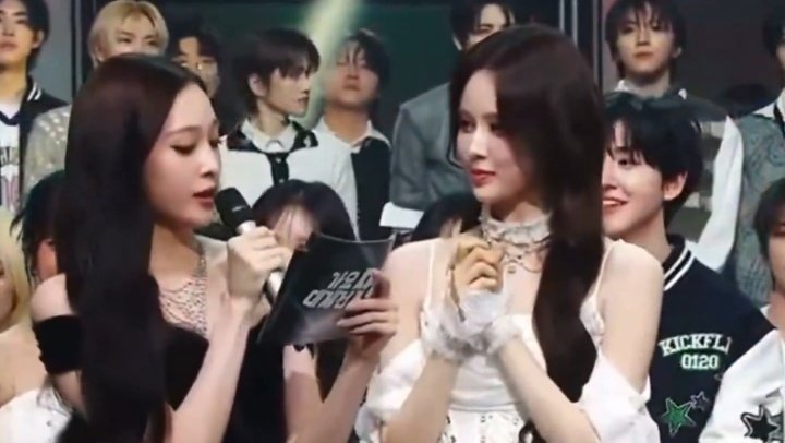 Califsta's tweet image. Happy new yeaaaar! 🤍