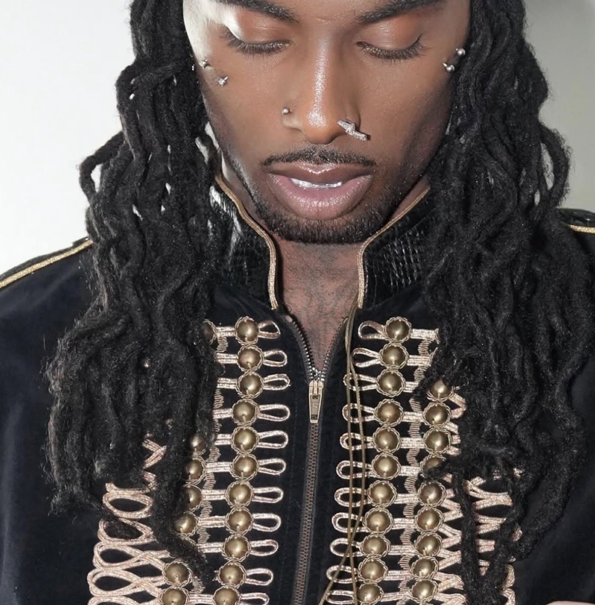 Playboi Carti 2025 Recap 🏆

▪️ #1 album debut w/ 298K first week
▪️ #1 on Billboard 200 for 3 weeks
▪️ 139M 1st day Spotify streams (7th all time)
▪️ 6.3B Spotify streams this year (career high)
▪️ 2.1B streams on MUSIC (most for a 2025 rap album)
▪️ 34-song album + deluxe
▪️ 5