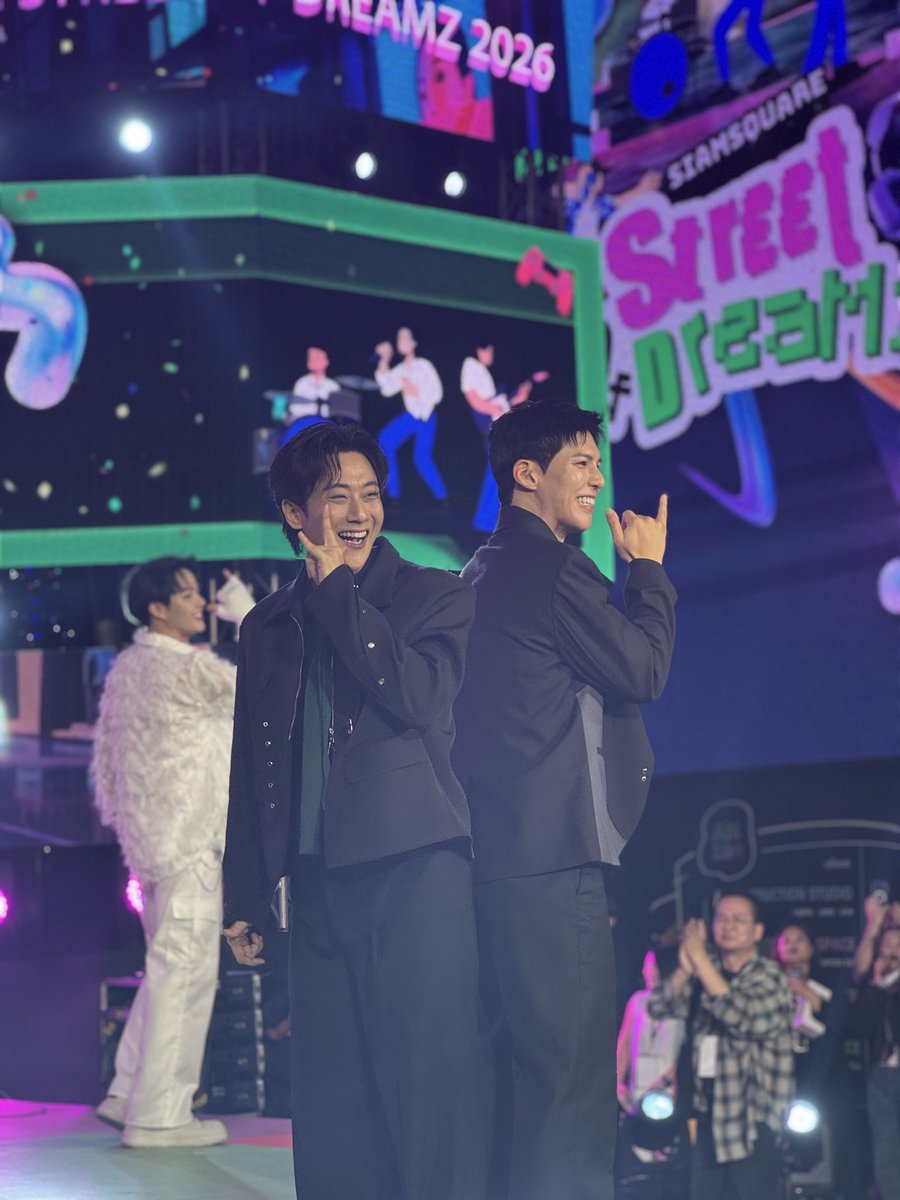 AISSIAMOFFICIAL's tweet image. My little soda pop 🤙
หล่อมาก! พี่จอง คัลแลน มาแล้วเปิดด้วยเพลงแดนซ์สุดมันส์ 
ใครอยากเจอรีบมาด่วน ตอนนี้ที่หน้า AIS SIAM (สยามสแควร์ซอย 7)

#AISSIAMxพี่จองคัลแลน #SIAMSQUARESTREETOFDREAMZ2026 #คัลแลนพี่จอง