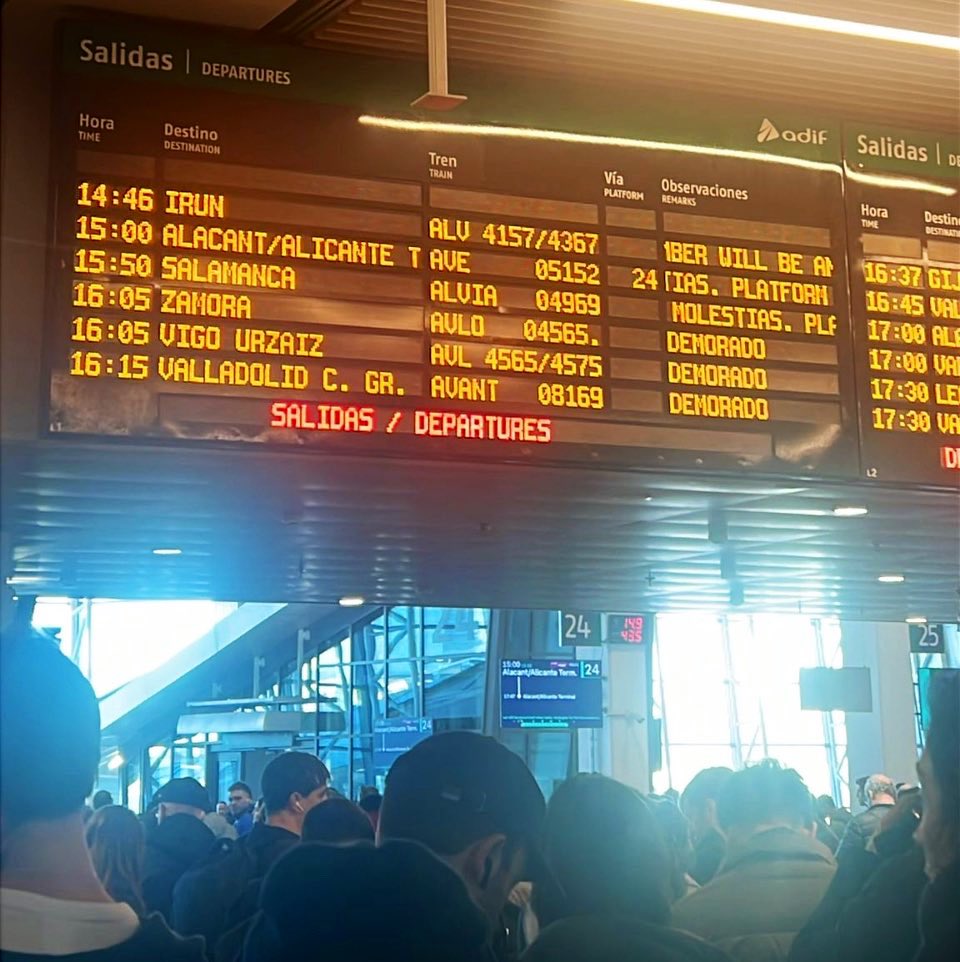Colapso de trenes en Chamartín, con cientos de viajeros atrapados, sin poder viajar a sus destinos para pasar la Nochevieja con sus familias. 

Pero esto le importa un bledo a <a href="/oscar_puente_/">Óscar Puente</a> Un auténtico vividor, que solo se dedica a tuitear y está llevando a <a href="/Renfe/">Renfe</a> a la ruina.