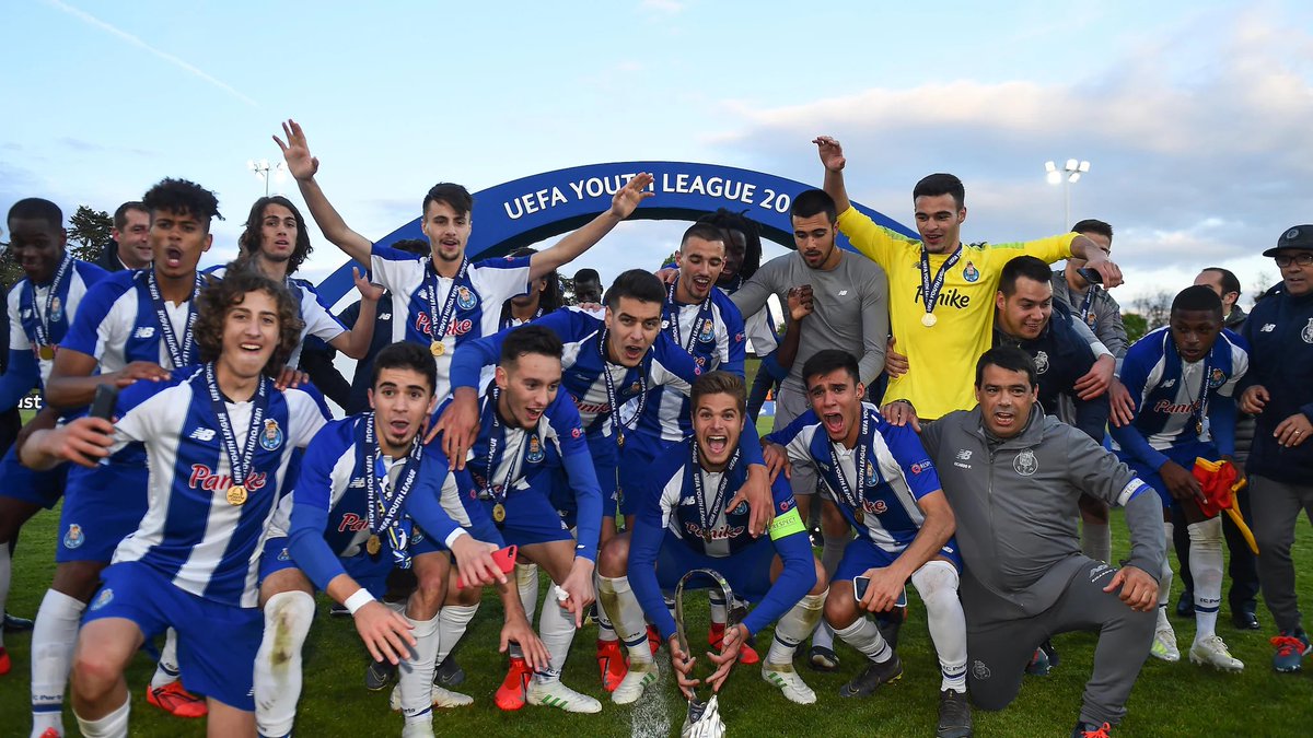 _BeFootball's tweet image. En 2019, Porto remportait la Youth League face à Chelsea en finale. 🐉💙

Fabio Vieira 🇵🇹 et Vitinha 🇵🇹 étaient alors considérés comme 2 des 𝗣𝗟𝗨𝗦 𝗚𝗥𝗢𝗦 𝗣𝗛𝗘́𝗡𝗢𝗠𝗘̀𝗡𝗘𝗦 de cette génération. 💎

On avait aussi du Diogo Costa et du Fabio Silva côté portugais. 

De…